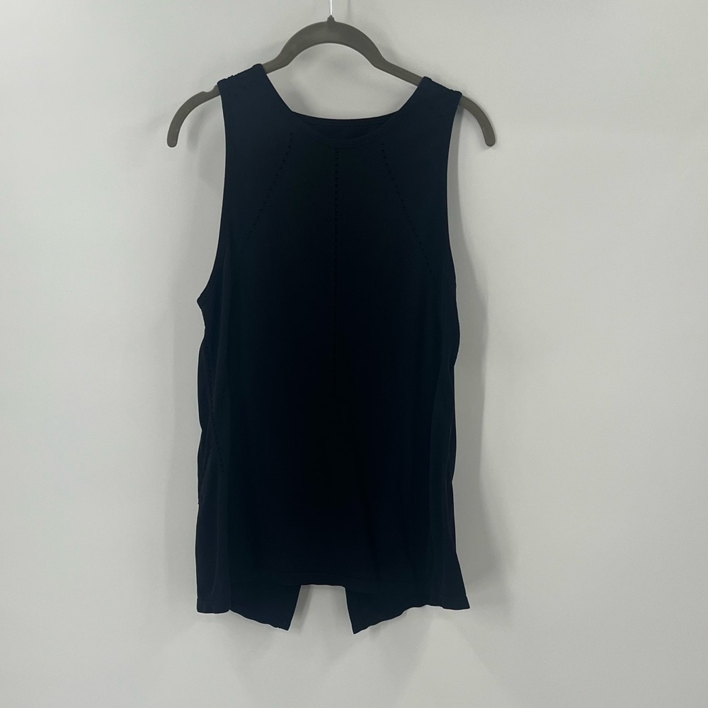 Athleta women's foothills tank top split back. Size M.  Gently used condition.